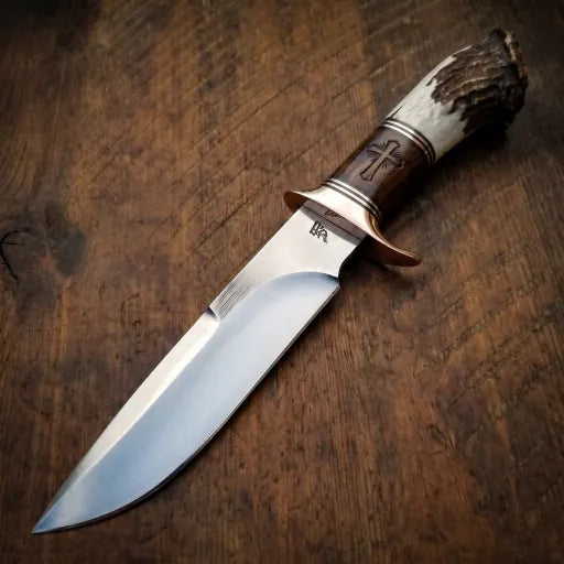 🔥 Cuțit de vânătoare din coarne de cerb, lucrat manual – Lamă fixă din oțel, mâner gravat în cruce și teacă din piele premium 🦌⚔️✨