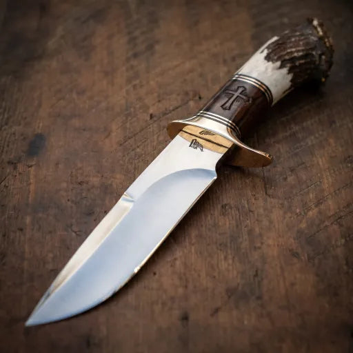🔥 Cuțit de vânătoare din coarne de cerb, lucrat manual – Lamă fixă din oțel, mâner gravat în cruce și teacă din piele premium 🦌⚔️✨