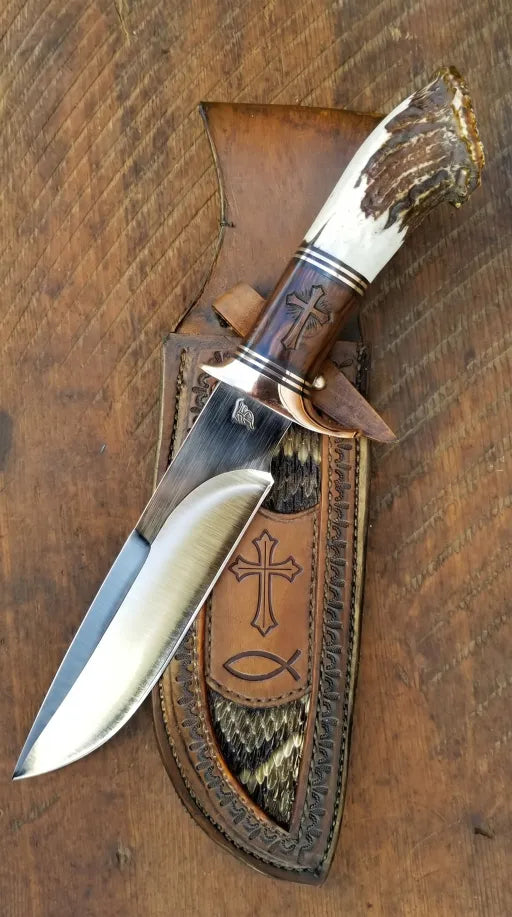 🔥 Cuțit de vânătoare din coarne de cerb, lucrat manual – Lamă fixă din oțel, mâner gravat în cruce și teacă din piele premium 🦌⚔️✨